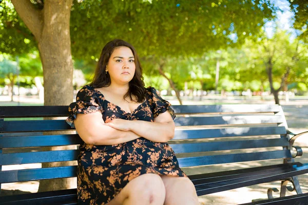 Retrato Uma Mulher Irritada Size Olhando Irritado Depois Uma Data — Fotografia de Stock