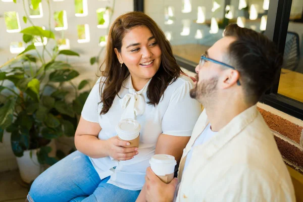 Kedves Fiatal Szerelmesek Beszélgetnek Csókolóznak Miközben Egy Kávézóban Randiznak — Stock Fotó