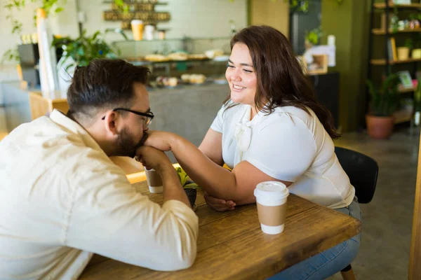 Schöne Lateinamerikanische Dicke Frau Lächelt Während Auf Einem Date Café — Stockfoto