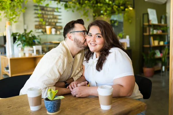 Gorgeous Hispanic Fat Woman Smiling While Kissing Her Boyfriend Date — Stock Photo, Image