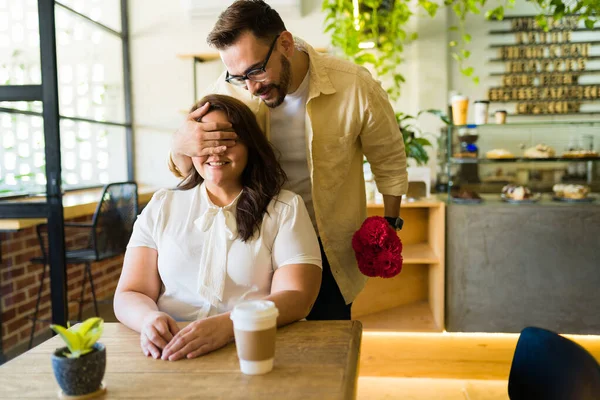 Adorable Boyfriend Covering Eyes His Girlfriend Surprise Her Flowers Coffee — Stock Photo, Image