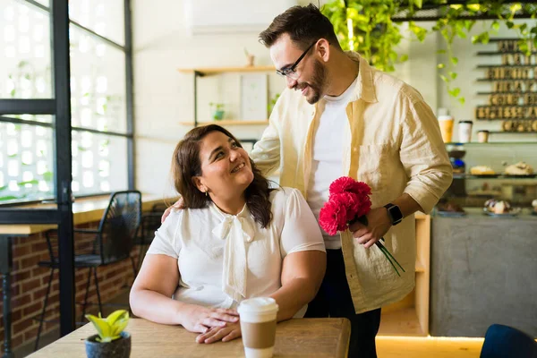 Attractive Man Bringing Red Flowers Her Happy Girlfriend While Having — Stock Photo, Image