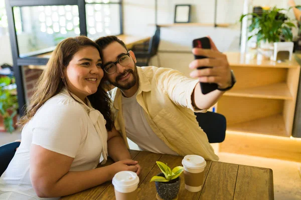 Pasangan Romantis Sebuah Kedai Kopi Mengambil Selfie Dengan Smartphone Sambil — Stok Foto