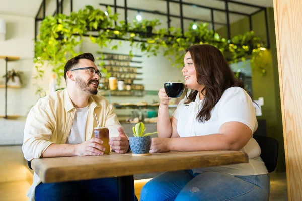 レストランで食事をした後のデートで 陽気なカップルがコーヒーを飲んでリラックス — ストック写真