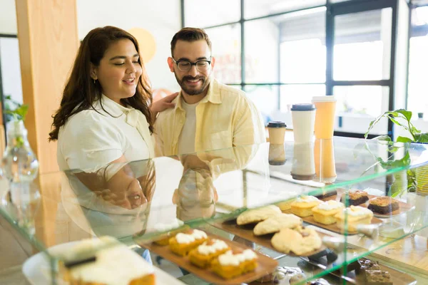 Attraente Coppia Incontri Acquisto Muffin Dessert Insieme Alla Caffetteria — Foto Stock