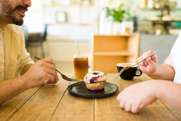 Happy Couple Eating Delicious Muffin Dessert Date Restaurant — Stock Photo, Image