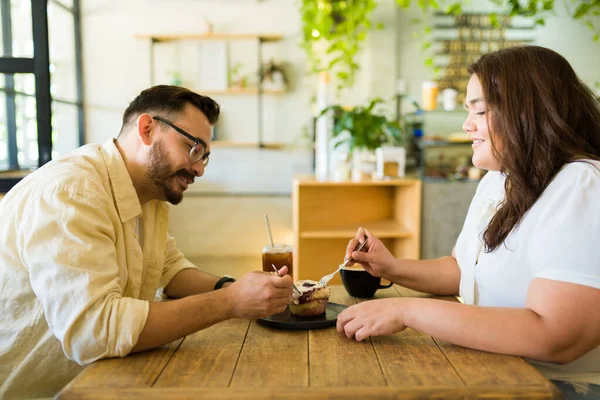 Cheerful Fat Couple Dating Eating Delicious Muffin Dessert — Stock Photo, Image