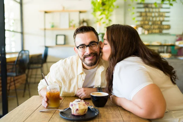 Handsome Happy Man Getting Kiss Cheek His Size Girlfriend Coffee — Stock Photo, Image