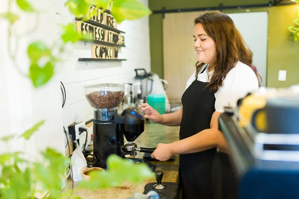Lateinische Barista Lächelt Während Sie Die Kaffeemaschine Benutzt Während Sie — Stockfoto