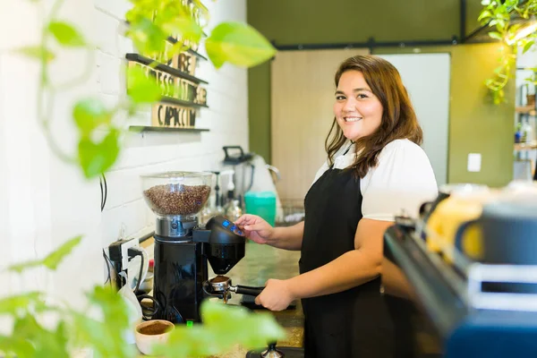Veselá Mladá Žena Úsměvem Pracuje Jako Barista Připravuje Kávu Pro — Stock fotografie