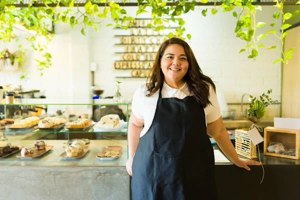 Vonzó Kövér Latin Mosolyog Dolgozik Mint Egy Barista Kávézóban — Stock Fotó