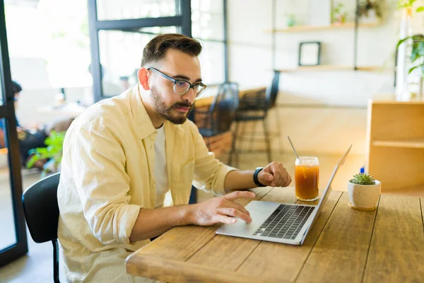 Busy Handsome Man Typing Laptop Working Beautiful Coffee Shop — Stock Photo, Image