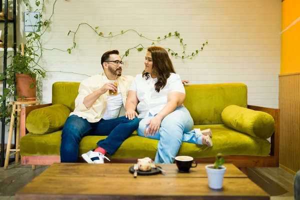 Fun Happy Couple Sitting Sofa Beautiful Coffee Shop While Drinking — Stock Photo, Image