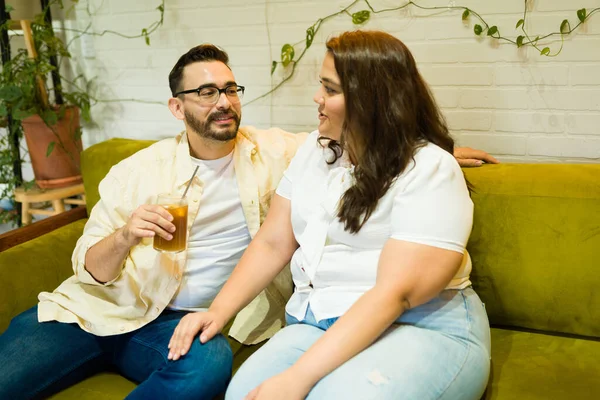 Jóképű Pasi Randizik Boldog Barátnőjével Egy Vidám Kávézóban — Stock Fotó