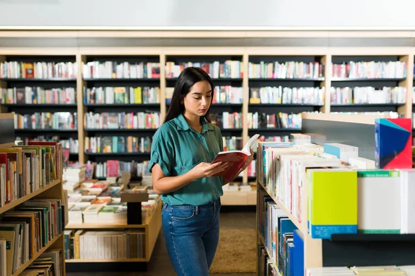 Mujer Joven Hispana Librería Buscando Comprar Una Novela Ficción Mirando —  Fotos de Stock