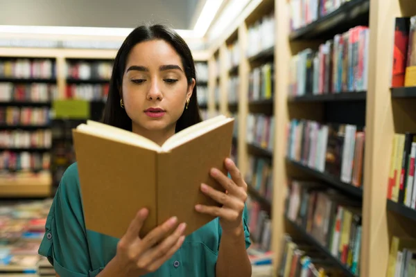 Güzel Meksikalı Kadın Okuyucu Kurgu Romanları Alırken Kitapçıda Ilginç Bir — Stok fotoğraf