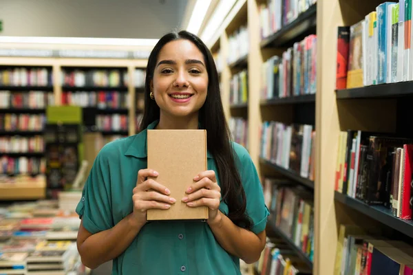 Heyecanlı Kadın Okuyucu Roman Alırken Kitapçıya Gitmenin Keyfini Çıkarırken Mükemmel — Stok fotoğraf