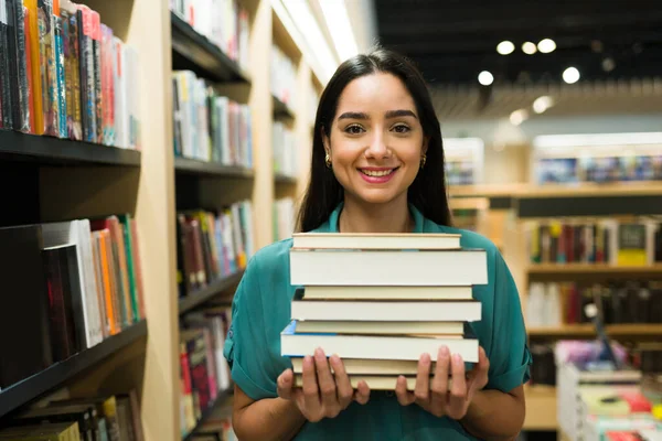 Latin Mutlu Kadın Kitapçıdan Bir Sürü Kitap Alıyor Kendini Neşeli — Stok fotoğraf