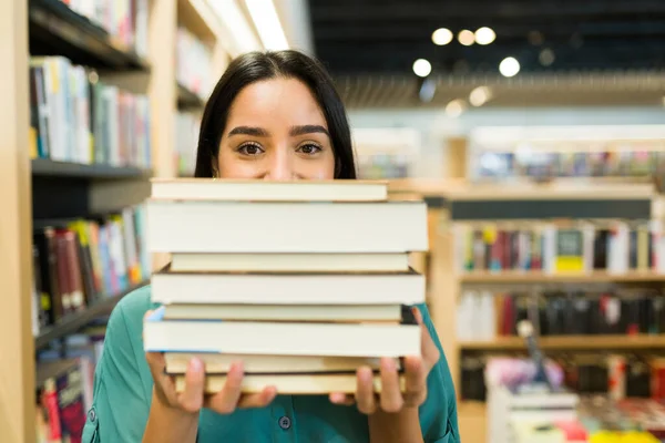 Красивая Латиноамериканка Прячется Кучей Книг Наслаждаясь Покупками Книжном Магазине — стоковое фото