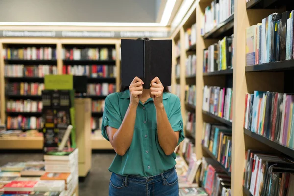 Női Olvasó Olvas Egy Érdekes Regény Miközben Vásárol Könyveket Könyvesboltban — Stock Fotó