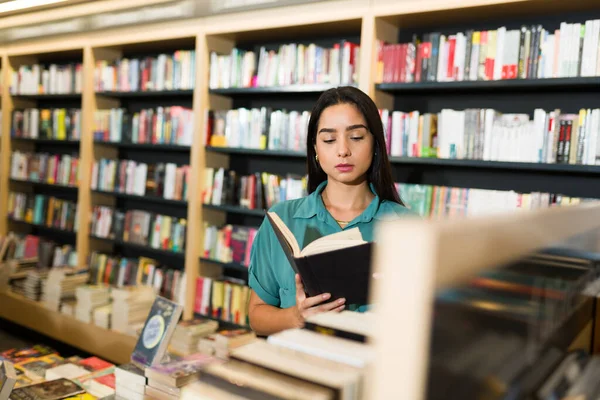 Okos Fiatal Olvas Egy Érdekes Könyvet Miközben Vásárol Regényeket Könyvesboltban — Stock Fotó