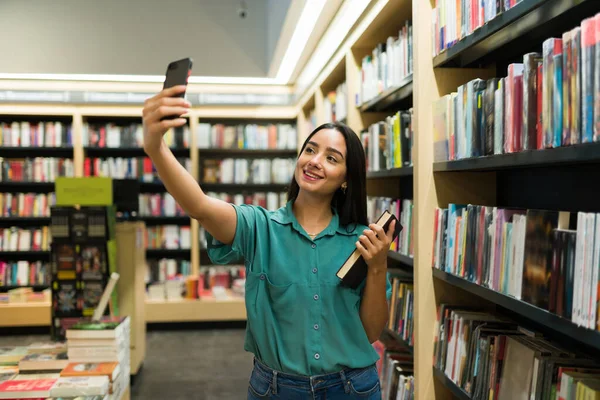 Glada Ung Kvinna Som Tar Selfie Med Sin Smartphone Samtidigt — Stockfoto