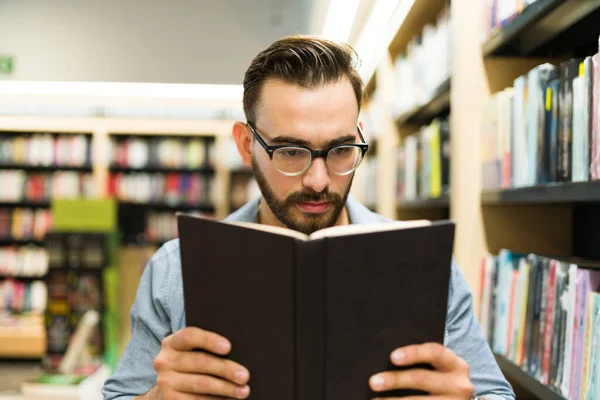 Homem Inteligente Seus Anos Lendo Livro Interessante Comprar Livros Livraria — Fotografia de Stock