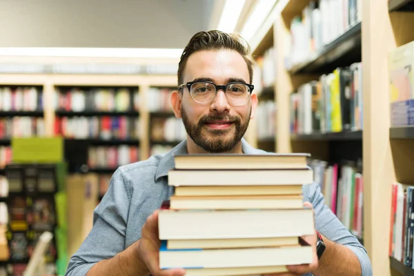 Sorrindo Homem Caucasiano Desfrutando Uma Viagem Para Livraria Comprar Monte — Fotografia de Stock