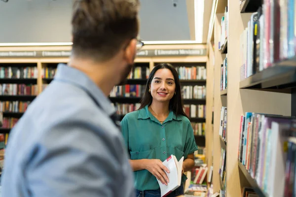 Mulher Bonita Flertando Com Homem Caucasiano Enquanto Compra Livros Livraria — Fotografia de Stock