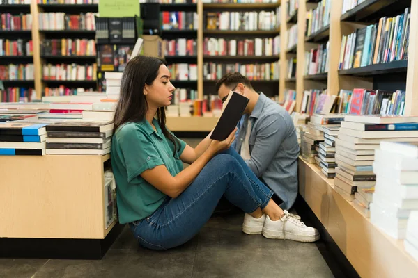 Lettori Seduti Sul Pavimento Della Libreria Leggere Romanzo Finzione Insieme — Foto Stock