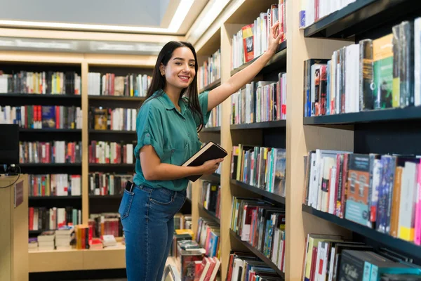 Šťastná Žena Zákazník Usmívá Při Prohlížení Knihoven Obchodě Nákupu Knih — Stock fotografie