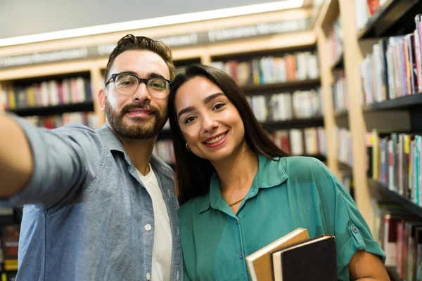 Osobní Pohled Veselého Páru Čtenářů Kteří Při Knihkupectví Dávají Selfie — Stock fotografie