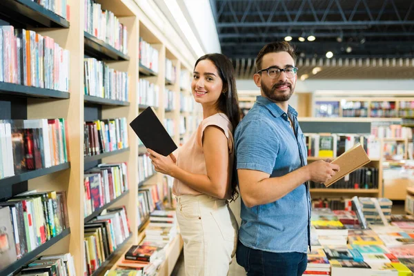 Portrait Couple Readers Smiling Looking Camera While Reading Book Bookstore — Stock Photo, Image