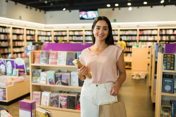 Snygg Latinamerikansk Kvinna Som Bär Böcker Och Shoppingväska Efter Att — Stockfoto