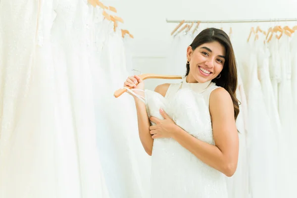 Великолепная Американка Глядя Камеру Улыбается Покупая Красивое Свадебное Платье — стоковое фото