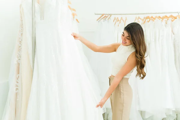 Красивая Латиноамериканка Выглядит Счастливой Поисках Белого Свадебного Платья Свадебном Магазине — стоковое фото
