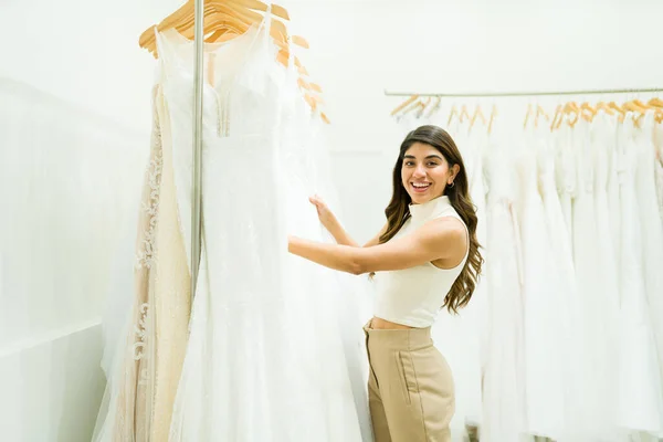 Retrato Una Joven Alegre Comprando Tienda Nupcial Buscando Vestido Novia — Foto de Stock