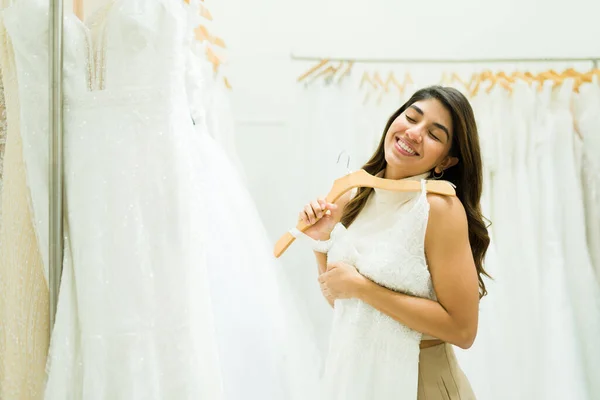 Izgalmas Latin Jövendőbeli Menyasszony Menyasszonyi Boltban Akik Gyönyörű Esküvői Ruhát — Stock Fotó