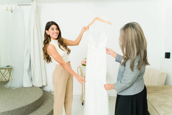 Glückliche Lateinamerikanische Frau Lächelt Beim Einkaufen Für Ein Brautkleid Mit — Stockfoto