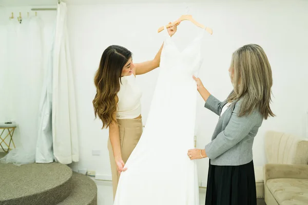 Счастливая Женщина Выбирает Красивое Свадебное Платье Мамы — стоковое фото