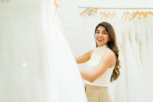 Красивая Латиноамериканка Выглядит Взволнованной Время Покупки Свадебного Платья Свадебном Магазине — стоковое фото