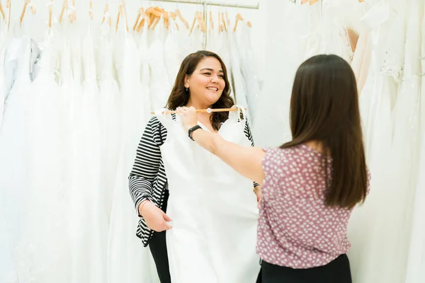Mujer Con Sobrepeso Sonriente Mirando Emocionada Compras Para Vestido Novia — Foto de Stock