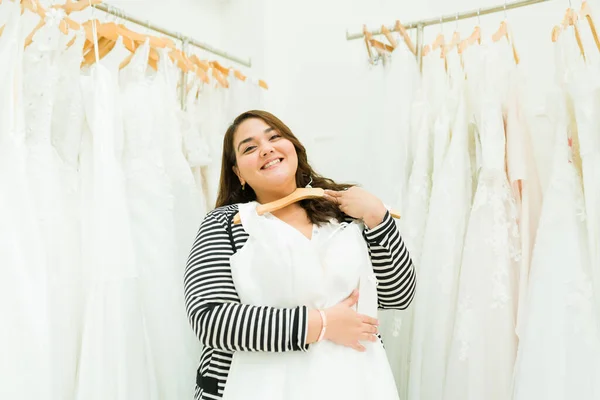 Schöne Mollige Frau Wählt Ein Schönes Hochzeitskleid Und Macht Blickkontakt — Stockfoto