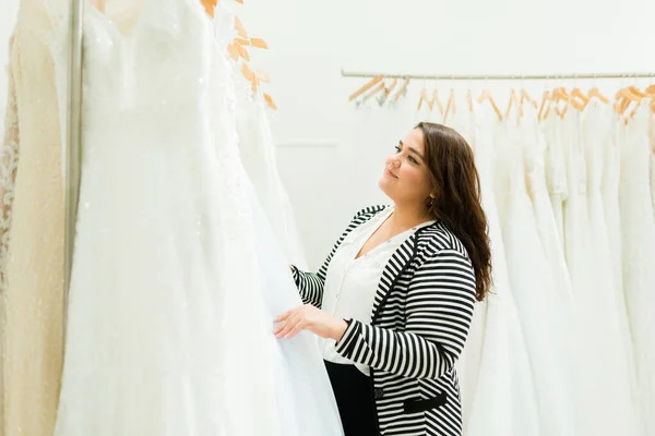 Atrakcyjna Gruba Kobieta Patrząc Stojak Kupując Sklepie Ślubnym Suknię Ślubną — Zdjęcie stockowe