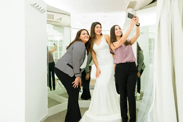 Счастливые Друзья Подружки Невесты Делают Селфи Будущей Невестой Примеряя Свадебное — стоковое фото