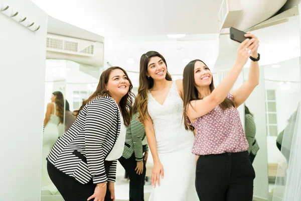 Hermosas Damas Honor Tomando Una Selfie Con Una Mujer Joven — Foto de Stock