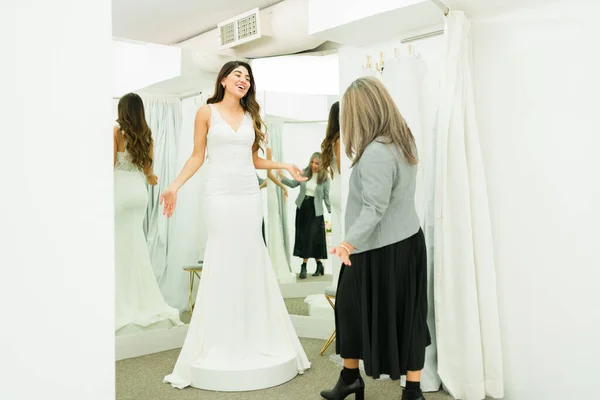 Счастливая Латиноамериканка Гримерке Зеркалами Показывающими Своей Маме Красивое Свадебное Платье — стоковое фото