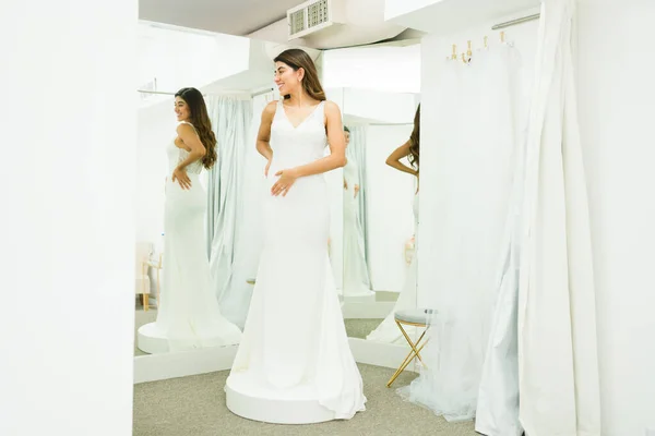 Attraktiv Latinamerikansk Kvinna Köper Vacker Bröllopsklänning Och Tittar Spegeln Omklädningsrummet — Stockfoto