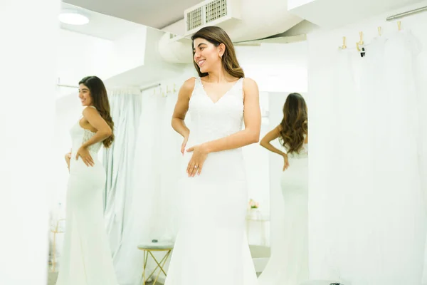 Glad Kvinna Ler Medan Tittar Spegeln Omklädningsrummet När Handlar Bröllopsklänning — Stockfoto