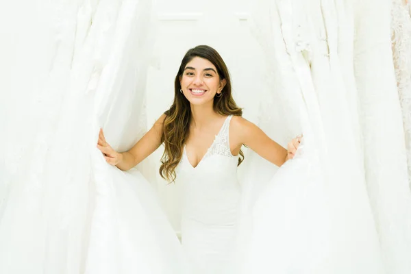 Wunderschöne Mexikanische Frau Lächelt Und Hat Spaß Der Ablage Brautladen — Stockfoto
